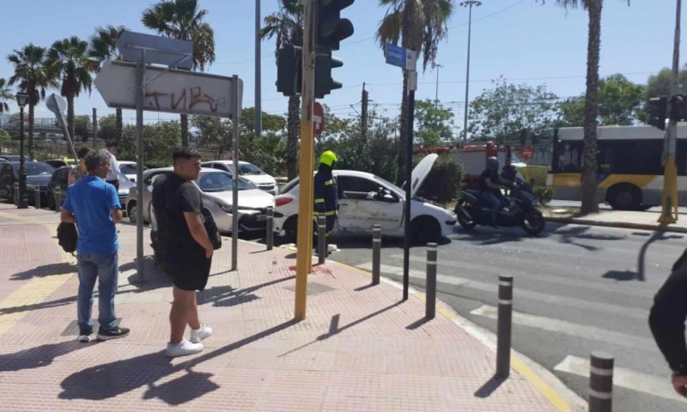 Νέο Φάληρο: Η στιγμή που το αυτοκίνητο χτυπά την 30χρονη κοπέλα (βίντεο)